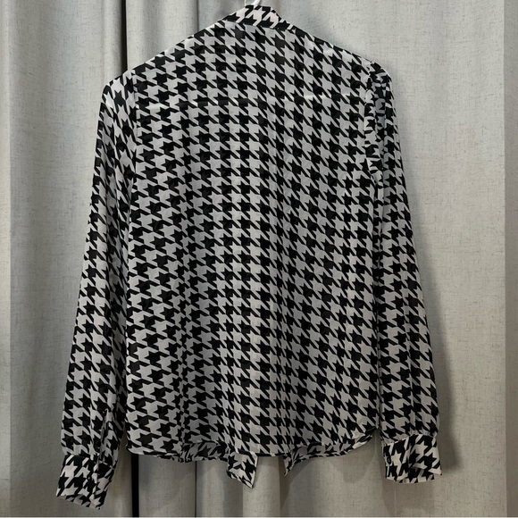 FOREVER 21 CHEVRON BUTTON UP BLACK AND WHITE BLOUSE 🖤⚪️ - Picture 5 of 6